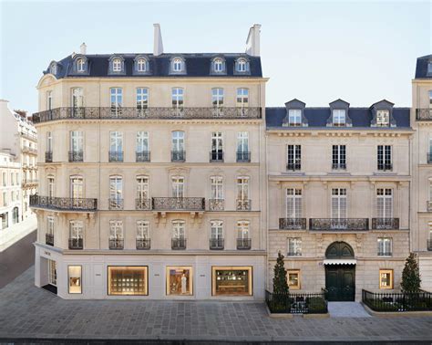 Paris Flagship Montaigne .